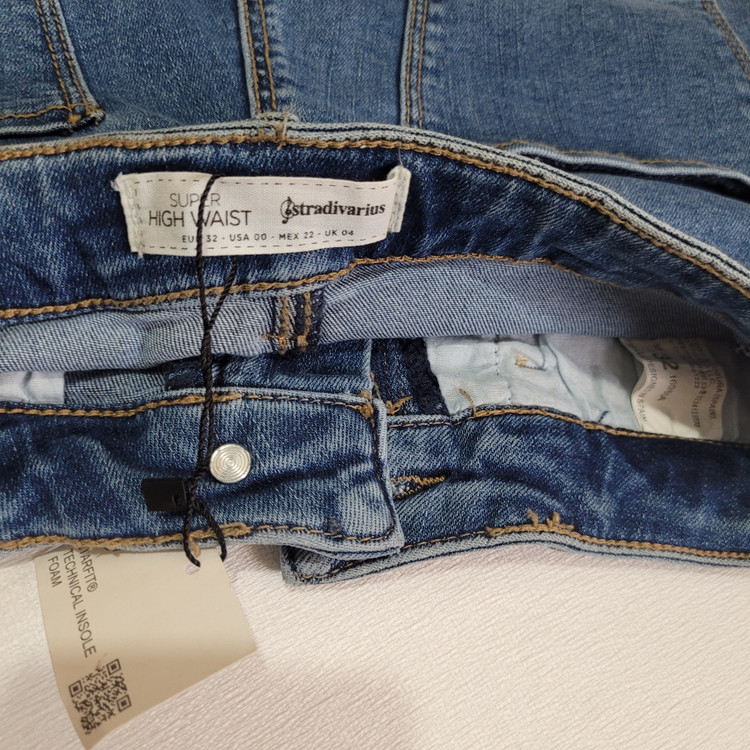 شلوارک جین زنانه برند stradivarius سایز XS